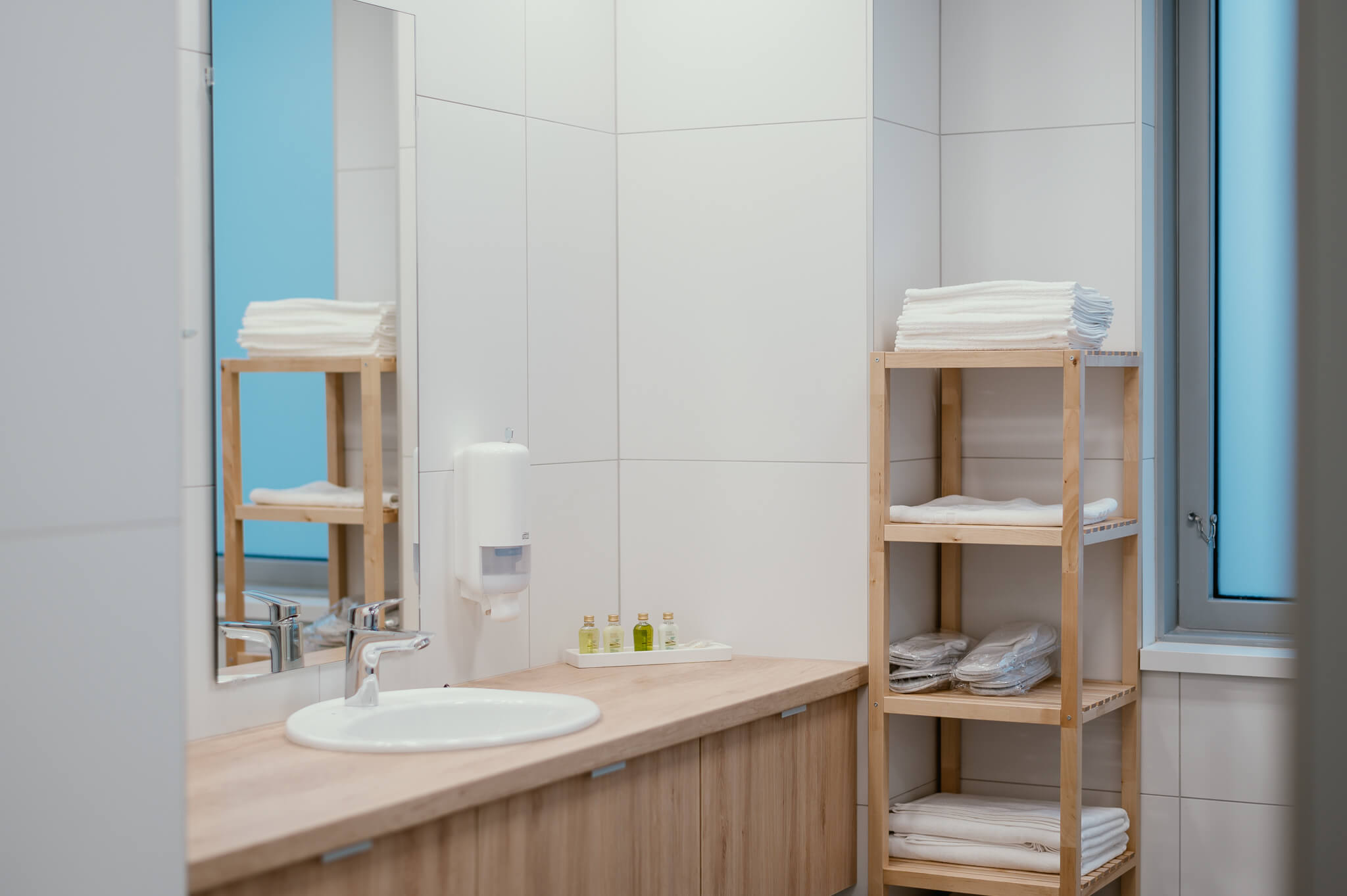 Létesítményünkben külön figyelmet szenteltünk annak, hogy több magasan felszerelt mosdó és zuhanyozó álljon pácienseink rendelkezésre.